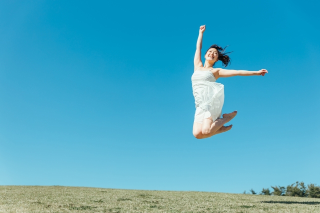 ジャンプして喜ぶ女性