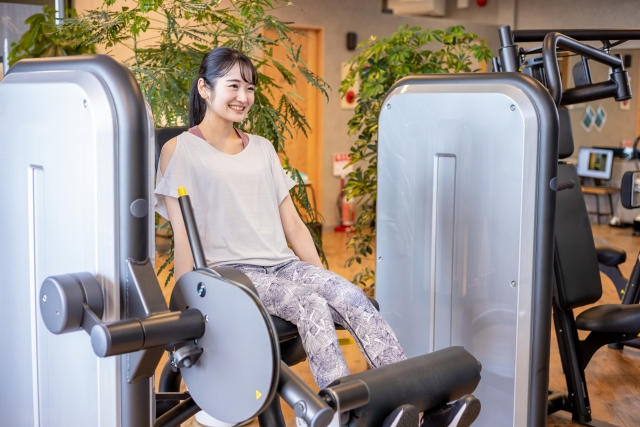 パーソナルジムでトレーニングする女性