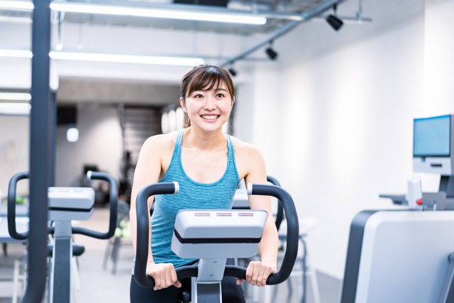 パーソナルジムでのトレーニング風景