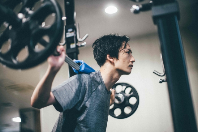 ジムでトレーニングする男性