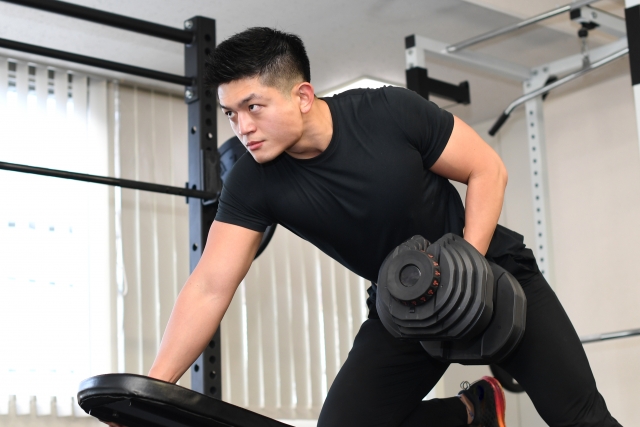 パーソナルジムでトレーニングする男性