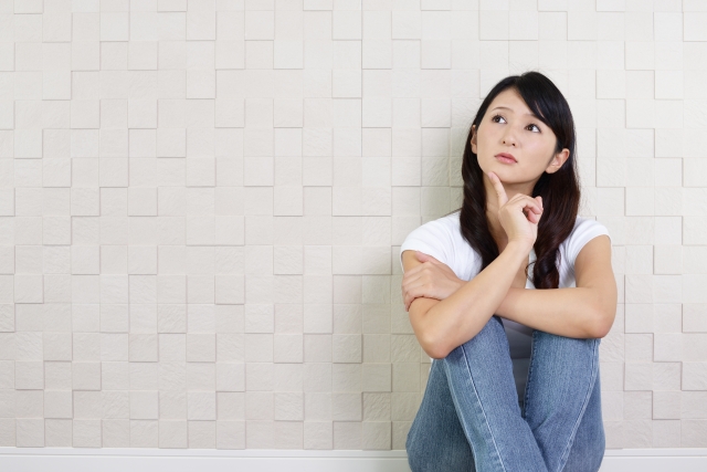 悩む女性
