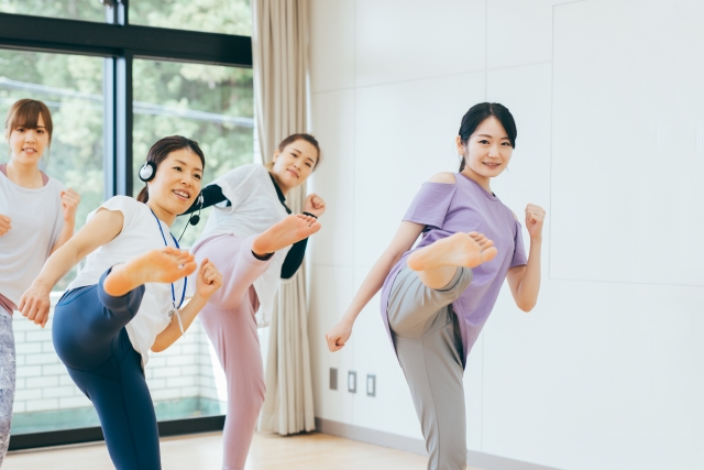 ジムでトレーニングする女性