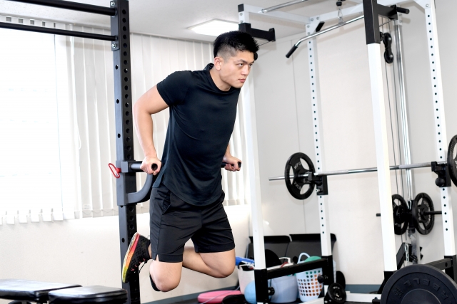 ジムでトレーニングする男性