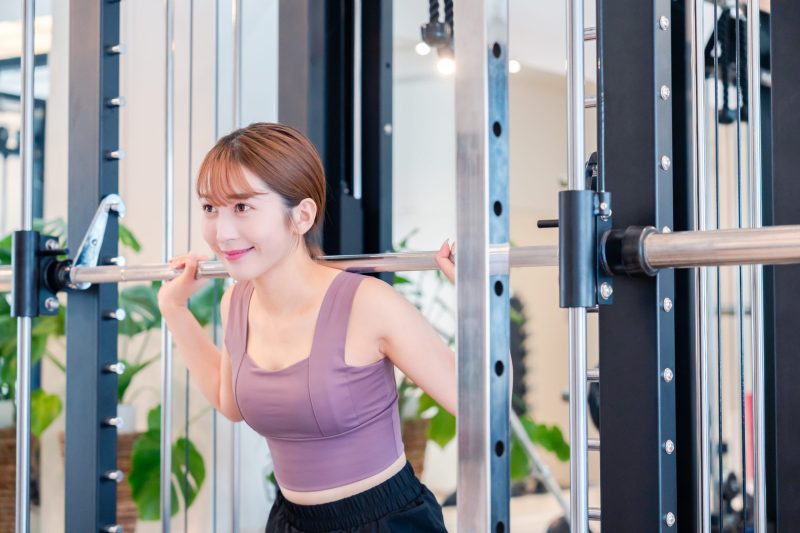 女性専用のパーソナルジムでトレーニングに励む女性