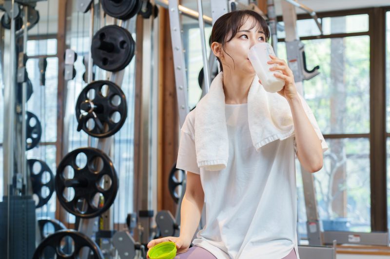 女性専用のパーソナルジムでトレーニングに取り組む女性